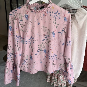 Blommig blus - Blommig blus från Gina Tricot som tyvärr inte används längre. Veckade detaljer i halsen samt utsvängda ärmar. Sparsamt använd och i bra skick! Skicka dm om du vill se den på 🩷💐