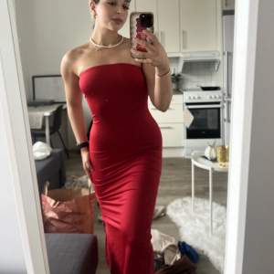 Jättefin och elegant röd lång klänning från SHEIN, använd endast 1 gång DEN ÄR SÅ SNYGGG!!! 