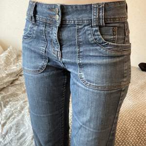 Midwaist vintage jeans från soyaconcept. Straight/bootcut. Bra skick, uppsprätta nedtill. Storlek 27. Jag är 173. Jag har andra jeans till salu!