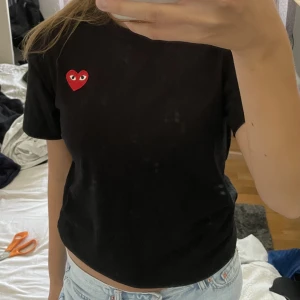 Comme des garçons t-shirt - Köpt ett tag sen, knappt använd. Pris kan diskuteras!