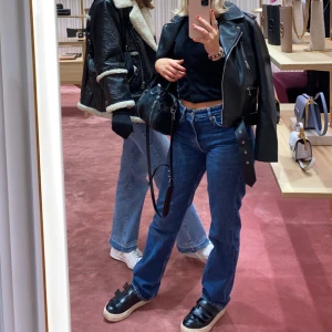 Straight jeans - Perfekta raka jeansen från zara i en mörkblå färg. 