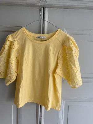 Zara tröja med detaljer  - En gul tröja från zara som jag köpte på rea.