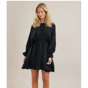 Superfin & oanvänd klänning med lappen kvar. Säljer pga köpte fel storlek.  ✨Nypris (pris 699 + frakt 49,90): 749kr ✨Mitt pris: 400kr