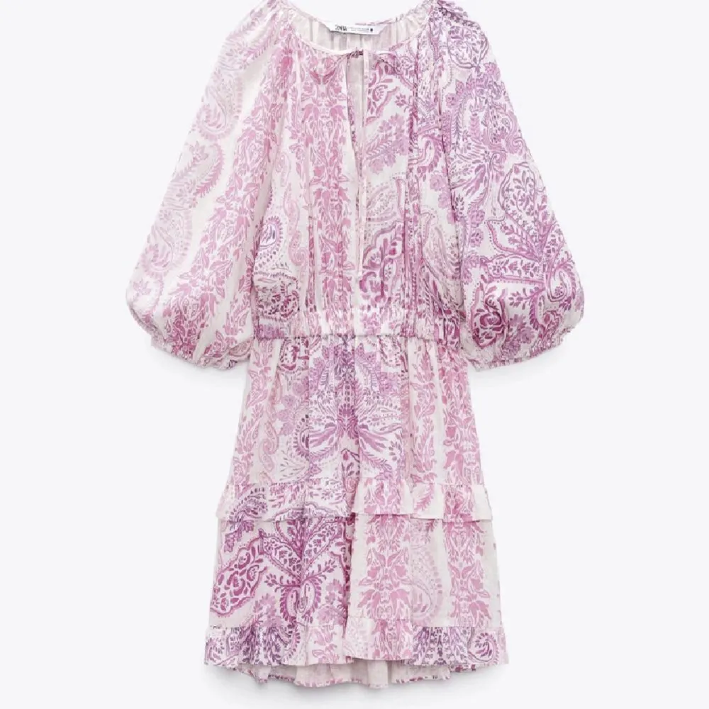 Säljer denna super trendiga och snygga klänningen ifrån Zara! I strl xs💞 Klänning är ny och OANVÄND!!!. Klänningar.