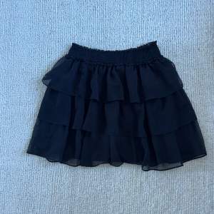 Säljer denna volang kjol, bra skick❣️💕