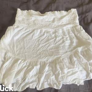 Söt vit kjol, använd en gång. (Inte min bild)❤️