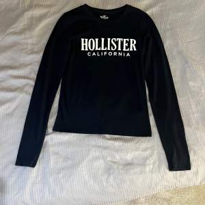 Säljer denna mörkblåa Hollister tröjan, använd ett fåtal gånger, nyskick! Frakten är ej inräknad i priset, storlek är m och säljer för 30 kr