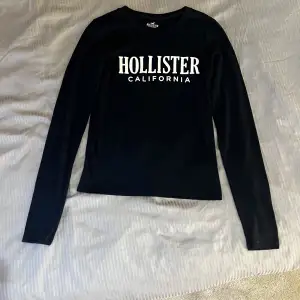 Säljer denna mörkblåa Hollister tröjan, använd ett fåtal gånger, nyskick! Frakten är ej inräknad i priset, storlek är m och säljer för 30 kr