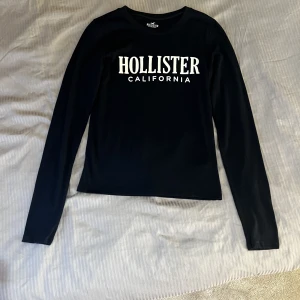 Hollister tröja - Säljer denna mörkblåa Hollister tröjan, använd ett fåtal gånger, nyskick! Frakten är ej inräknad i priset, storlek är m och säljer för 30 kr