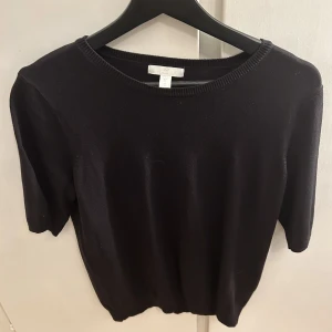 Stickad tröja  - Stickad t shirt från hm som är andvänd några gånger i storlek S! 