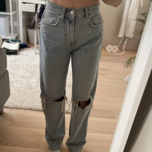 Jeans med hål - Ljusblå jeans med hål från Ginatricot säljes! Fint skick då de knappt är använda. Väldigt sköna.