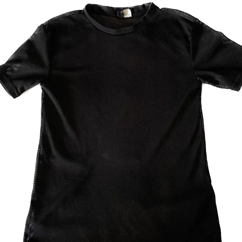 Svart nättröja från HM i storlek XS (passar S), OBS är genomskinlig så passar bäst med något plagg under 😊. T-shirts.
