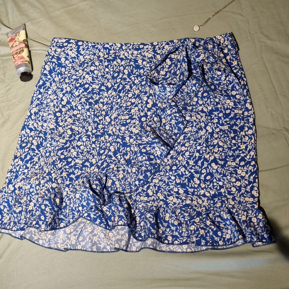 Gullig kjol från Zaful, aldrig använd, för liten för mig. Perfekt för sommaren💓. Kjolar.