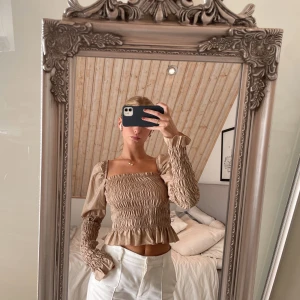 Supersöt blus - Säljer denna underbart söta blus från Ginatricot! Helt oanvänd. Superskön och stretchig. Storlek XS. Köparen står för frakt.