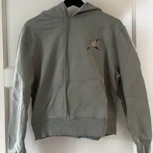 En jättefin arigato hoodie, knappt använd så den är i nyskick, just den modellen är lite mindre i storleken, köpt på dam avdelningen. Skriv för mer bilder 