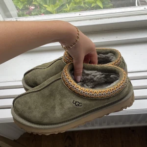 Tasman Ugg’s - Säljer nu mina fina tasman uggs! Har används ett fåtal gånger under förra vintern. Säljs då jag har flera par uggs. Kan tänkas byta mot inukii skor i strl 36! Ena skon har en liten salt-rand (se bild) men den borde gå lätt att få bort! Inte ingångna!
