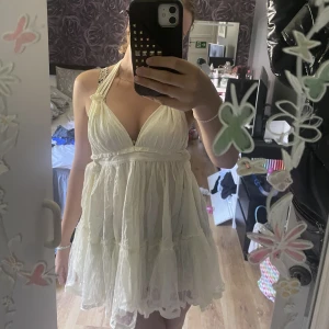 Söt klänning - Säljer denna supersöta klänning från shein som tyvärr är för stor på mig. Köpt för 240 och aldrig använt