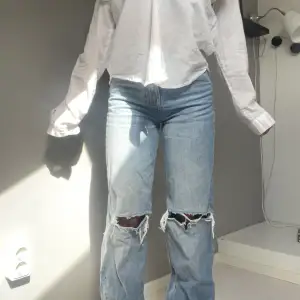 🩵Gina Tricot jeans i modellen 90s petite high waist jeans i storlek 30 🩵 Jag är 155 cm lång, perfekt i längden  🩵 I använt skick men inga defekter osv 🩵Spårbar leverans 