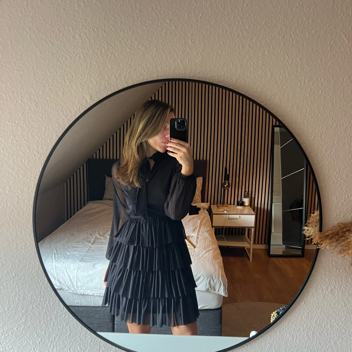 Svart volangklänning