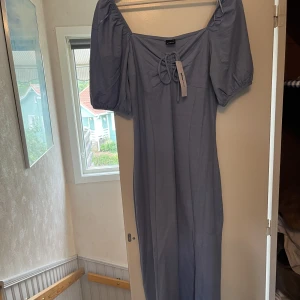 Klänning  - Oanvänd klänning från Ginatricot. Säljer pga kommer ej till användning 