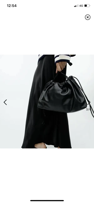 Lång satinkjol - Lång kjol i 100% viskos från arket. Aldrig använd, nypris 990 kr.