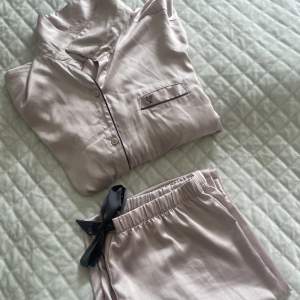 Pyjamas i satin från Victoria Secret är i nysick, ordinarie pris 1100kr säljer för 600 då den är för stor för mig. Långärmad modell. Storlek L. 