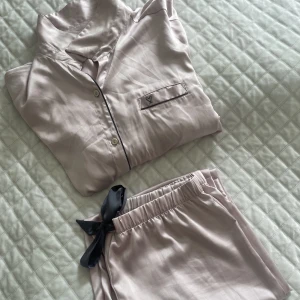 Victoria Secret pyjamas - Pyjamas i satin från Victoria Secret är i nysick, ordinarie pris 1100kr säljer för 600 då den är för stor för mig. Långärmad modell. Storlek L. 
