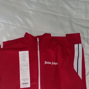 Palms angels tröja - Köpt på kicksnstuff helt äkta såklart nyskick använd få gånger kommer tyvärr inte till användning