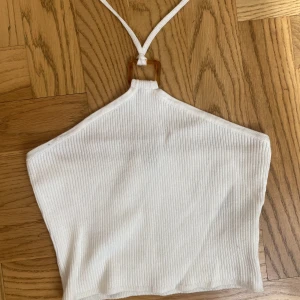 Vit Topp från hm - Somrig topp från Hm köpt för längesen som nästan aldrig kommit till använding. I väldigt gott skick, kom privat för frågor 💕