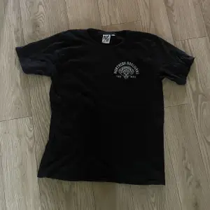T-shirt från northern hooligans. Köpt på Ridestore. Bra skick! 