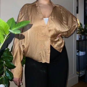 Guld skjorta i satin/silk material - Skjorta med ballongärmar 