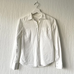 Vit skjorta - I princip nyskick, i slim modell. Storlek typ S-M 🧚🏻‍♂️