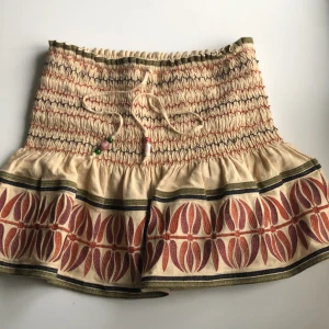 Zara kjol - Jätte fin kjol från Zara som inte längre säljs. Säljer då den tyvärr inte kommer till användning längre. Storlek M men passar även S och L då den är stretchig. Använd inte köp nu, skriv till mig vid intresse💗