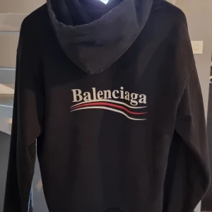 Balenciaga Political Campaign str M - True to size, storlek M  Givetvis äkta.  Köpt ny på Farfetch.