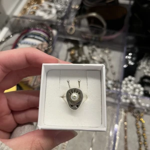 Maria Nilsdotter ring - säljer denna maria nilsdotter ring i storlek 16, den är köpt i deras butik och knappt använd. Superfin verkligen och går inte att få tag på lätt. Säljer för 2000kr men pris går att diskutera. 