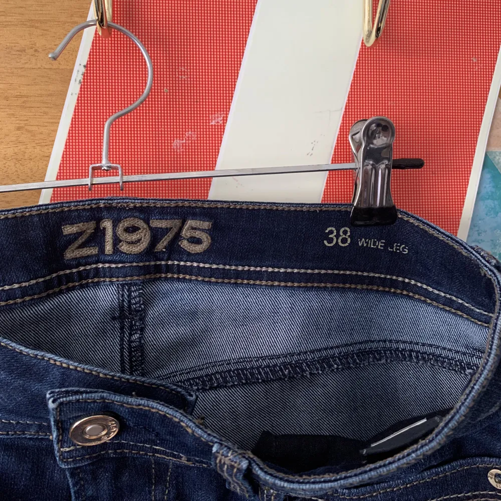 Supersnygga och perfekta för dig med längre ben som har svårt att hitta tillräckligt långa jeans! Pris kan diskuteras! (Midja: 41, ytterben: 106, Innerben: 83, bootcut bredd: 29) . Jeans & Byxor.
