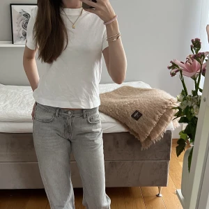 Ljusgrå lågmidjade  - Säljer dessa jätte fina lågmidjade jeans från Gina Tricot då dem är för korta för mig. Skick 10/10❣️Har använt dem ett få antal gånger så jeansen är som ny 🙏🏼❤️‍🔥