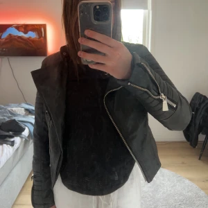 Skinn jacka - Skinn jacka som jag inte vet vart den är ifrån, den har ett hål som man ser på sista bilden vid armen på insidan