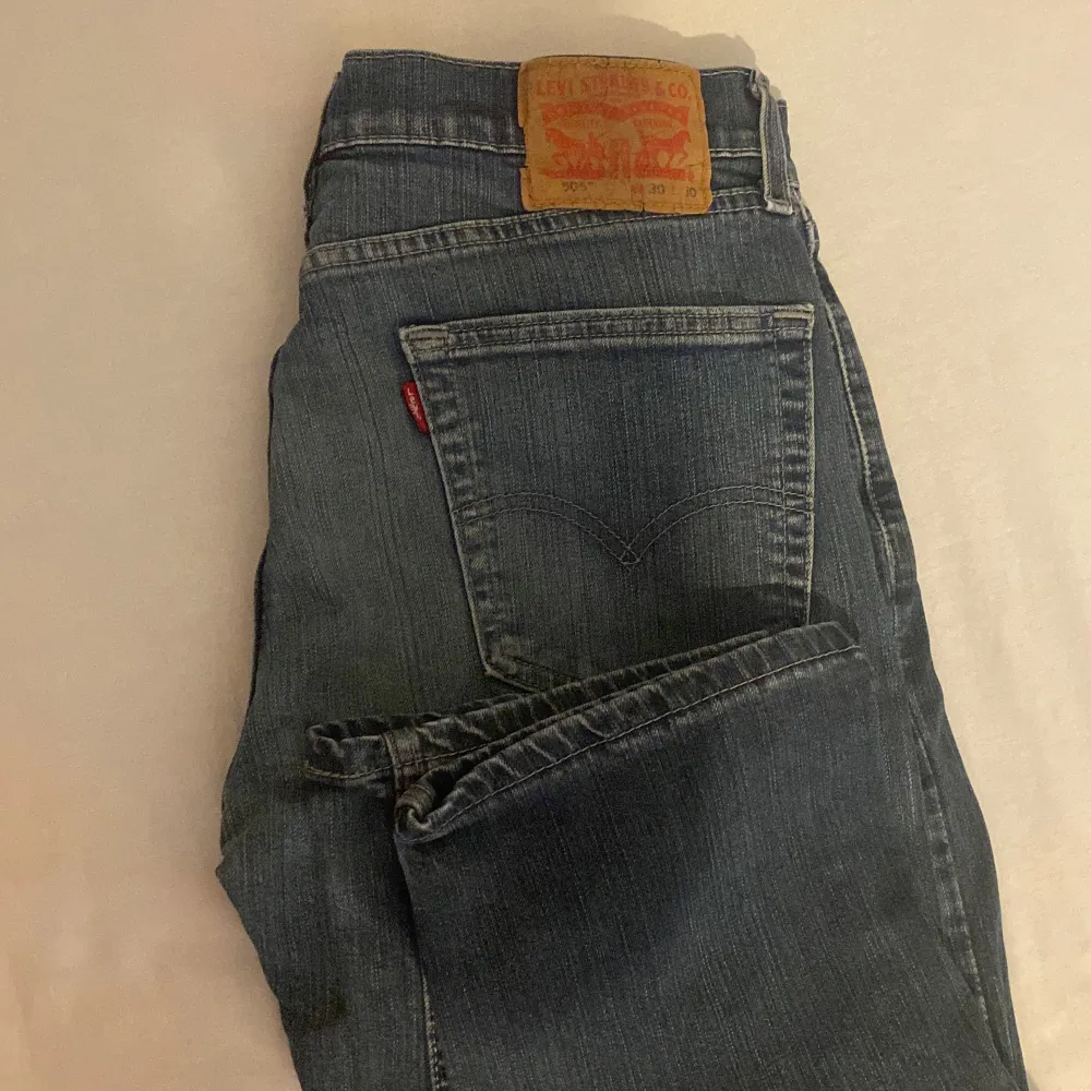 SäljerLevis byxor från USA original nya inte använd för 700 dom passar inte mig storlek s m. Jeans & Byxor.