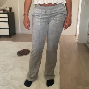 Juicy byxor (pris kan diskuteras) - Byxorna är i bra kvalite men har små fläckar, byxorna är i handduks material. 