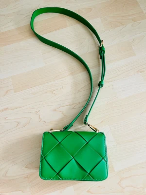 Trendigt liten väska  - Säljer väska från Lindex Använd en gång 