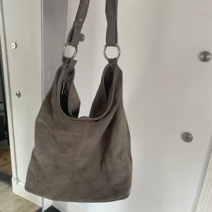 WERA VÄSKA - Brun wera väska. Tyvärr lite isönder men går att fixa. 