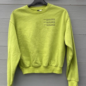 Grön hoodie  - Har använts väldigt få gånger så i nyskick💚 Stolek 34 Rikigt mjukt matrial inuti! Från h&m   