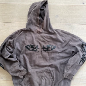 Hoodie - Chill hoodie med najs tryck bak och fram och på armarna! Fett cool 