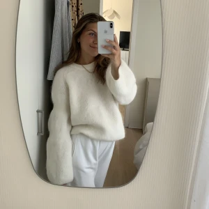 Arket Mohair Tröja  - Säljer denna jättefina och populära tröjan ifrån Arket i storlek S. Skulle säga att den är normal i storleken! Aldrig använd och köptes här på plick men kände inte riktigt att den passade mig. Hör av er vid eventuella frågor💖💖