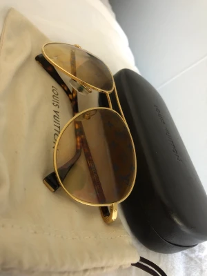 LV solglasögonen  - Säljer nu mina Louis Vuitton solglasögon i nyskick. Kommer med fodral och dustbag. Ställ frågor. Pris kan gå ner, nypris ca 6500kr.
