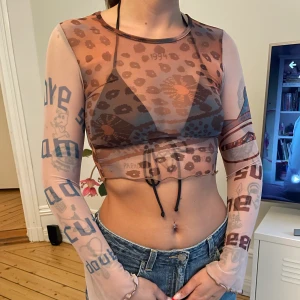 Mesh topp med mönster  - En knapp använd topp i mesh med mönster Jag har storlek xs-s  Köparen betalar frakten på 66kr Postnord spårbart 