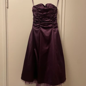 Aftonklänning - Märke: Lissa Typ: Aftonklänning Storlek: 36/38 (korsett, går att justera) Storlek uppskattad: Ja Färg: Lila Material: Polyester Mönster: Enfärgat Kroppstyp: Kvinna Längd på klädesplagg: Midi 