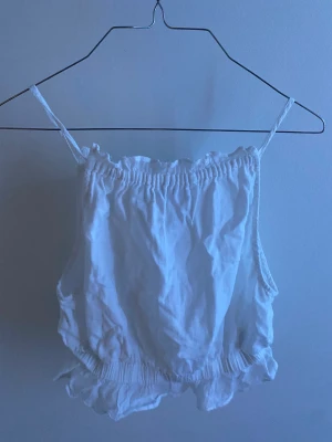 Söt topp!! - Säljer min oanvända topp från Gina Tricot. Den är perfekt till sommaren. Xs