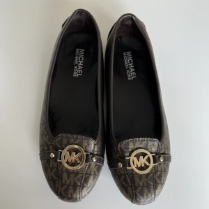 Michael Kors MK ballerina 36 - Helt nya ballerinaskor i storlek 36, lite stora i storleken (mer som en 37) därav kan jag inte använda dom. Köpta på Nordström! Kartong finns🌟